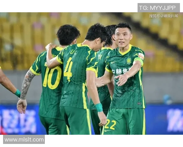 国安与蔚山现代激战正酣比分悬念迭起引发球迷热议 国安与蔚山现代激战正酣比分悬念迭起引发球迷热议